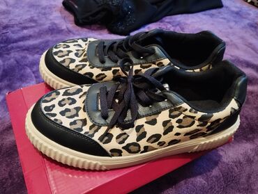 Basanoşka və səndəllər: Qadın ayaqqabıları – 2 model 1) Platformalı şlapi - Rəng: qara - Üst — 6