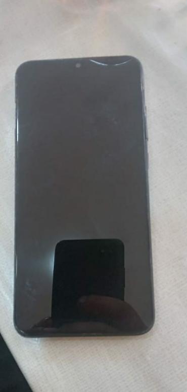 Mobil telefonlar: Redmi 8A yüngül arxa kirişqasında catlar var bide barmak izi işlemir — 2