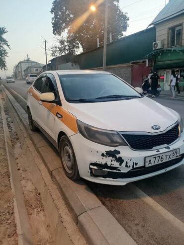 машина врасрочку: Kia Rio седан (поколения рестайлинг). Белый кузов с жёлтым