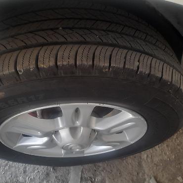 offroad tekerler: Great Wall Hover H3, ağ rəngli, 7 yerlik SUV. Xüsusiyyətlər: - Geniş — 4