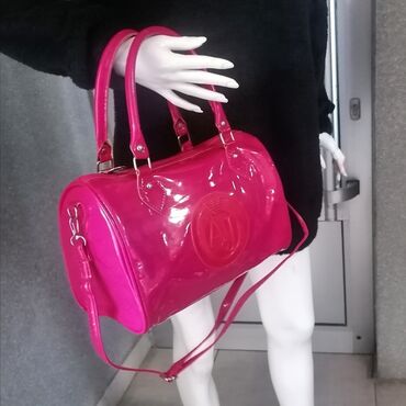 zenska kozna torba trendy: Armani savrsena pink lakovana torba