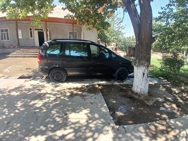 семиместные машины: Практичный и вместительный минивэн Opel Zafira черного цвета