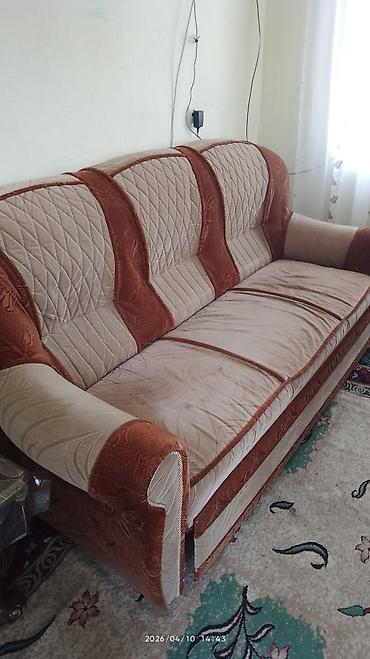 endirimli divanlar: Üçnəfərlik klassik divan - Rəng və material: krem və tünd qəhvəyi — 1