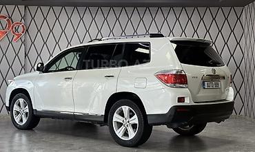 qapı paneli: Toyota Highlander – ağ rəngli, 7 yerlik geniş krossover/SUV. Əsas — 2