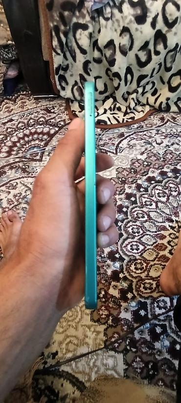Satılır: yaşıl rəngli smartfon Xüsusiyyətlər: - Korpus: düz kənarlı