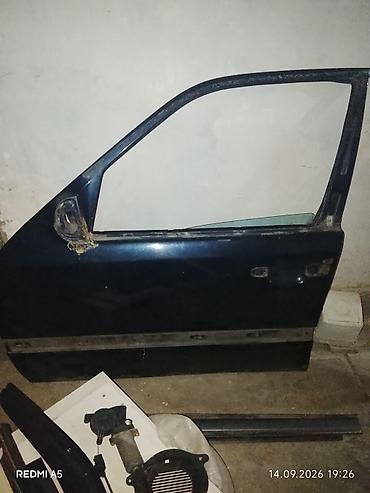 Avtomobil qapıları: Məhsul: Avtomobil qapısı (ön sağ) Təsvir: - Rəng: tünd göy/qara ton - — 2