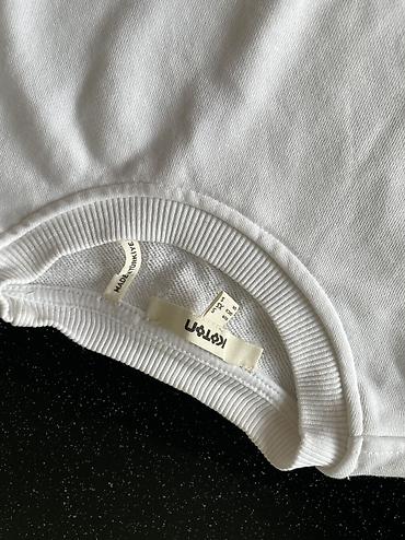 Köynək və bluzalar: Qara fonda qırmızı çiçək naxışlı, uzunqol qadın bluzası. Yaxa — 14