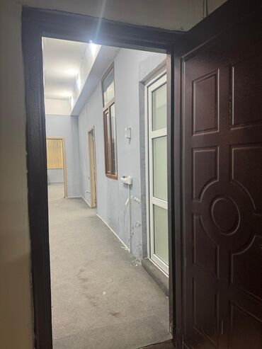 офис аренда: İcarəyə ofis sahəsi təklif olunur. Otaqlar iş üçün uyğun ölçülərə