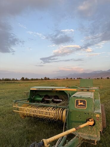 мерс бар: Пресс-подборщик John Deere 456, предназначенный для сбора сена и