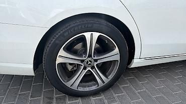 Шиналар жана дисктер: Литые диски Mercedes-Benz AMG со штатными шильдиками и покрышками — 1