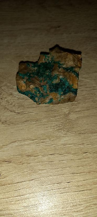 dekor vitrin: Mineral nümunəsi – təbii yaşıl-mavi kristalli damarları olan qəhvəyi — 1