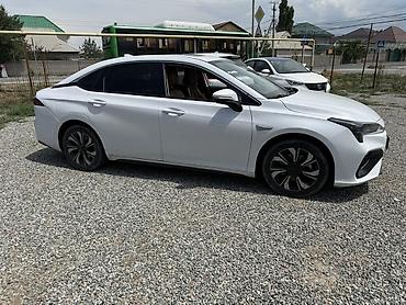 byd e1: GAC Aion S — электрический седан белого цвета. Машина полный родной — 3