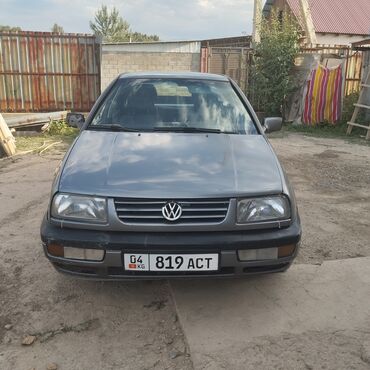 Volkswagen Vento: 1993 г., 1.8 л, Механика, Бензин, Седан