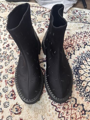 на прокат военная форма: Женские ботинки-челси, черные. Описание: - Лаконичный дизайн: гладкий