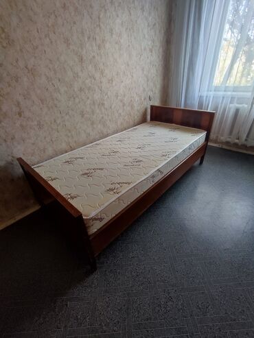 деревянные кровати: Продам дёшево. Румынская мебель, дерево. хорошее состояние. Матрац на