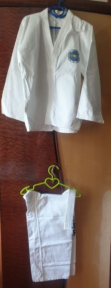Çadırlar: Ağ rəngli taekvondo doboku, idmançılar üçün nəzərdə tutulmuşdur. Bu