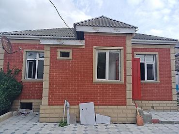 Otaqların satışı: 3 otaqlı ev – interyer mebel ilə - Geniş zal: klassik naxışlı divar — 2