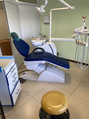стоматологическая оборудование: Врачебный стол и стул срочно