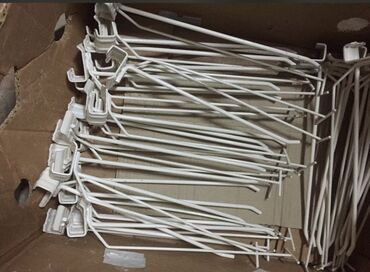 Rəf vitrinləri: Pegboard asqıları – metal, ağ rəngli - Mağaza və anbar vitrinləri