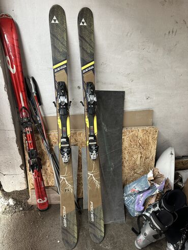 бу лыжи: Продаю лыжы и ботинки Лыжы широкие для рыхлого снега высота 178-180