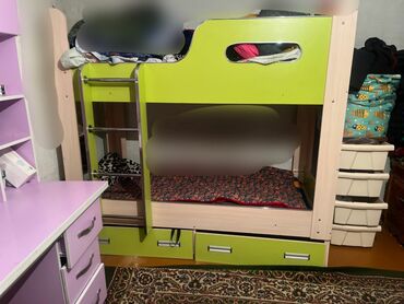 кухонные шкафы с мойкой: Двухъярусная кровать с ярким дизайном, сочетающим салатовый и