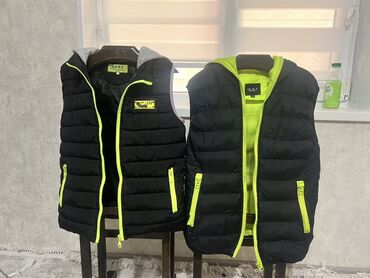 подставка для второго ребенка на коляску: Две детские безрукавки/жилеты с капюшоном. Комплектно чистые линии