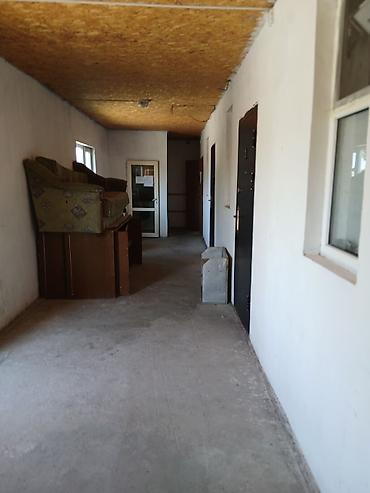 Долгосрочная аренда комнат: Сдаётся небольшая комната-студия. Планировка и оснащение: - Жилая — 7