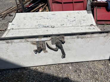 Otaq qapıları: Böyük metal qapı konstruksiyası, möhkəm materialdan hazırlanmışdır. Bu
