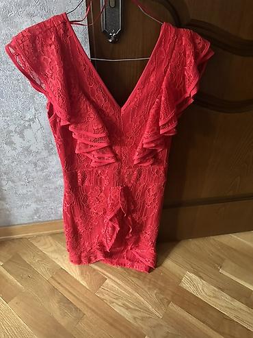 Qırmızı/qızılı tonlarda dantelli qısa don - Model: bədənə oturan