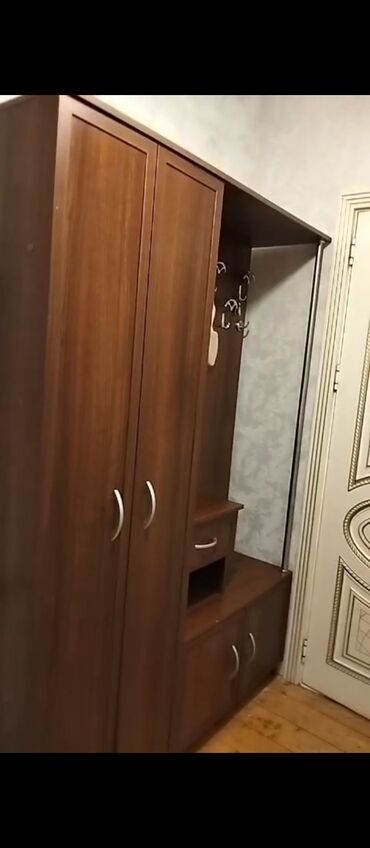 Tünd qəhvəyi rəngdə, dəhliz üçün nəzərdə tutulmuş funksional mebel