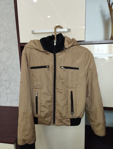 Демисезонные куртки: Продаю 1)осенне-весеннюю подросковую куртку 40-42размер.Синего — 13