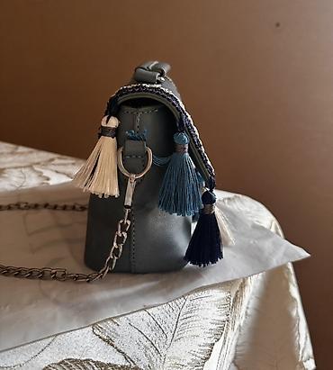 Аксессуары: Salvatore Ferragamo qadın çantası - Rəng: boz-yaşıl ton - Üst hissədə — 3