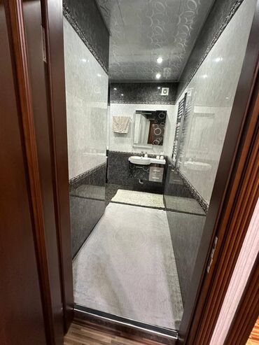 Uzunmüddətli kirayə mənzillər: 28 May metrosu Jalə Plazada mənzil kirayə verilir. Mərtəbə 16/12 Ümumi — 8