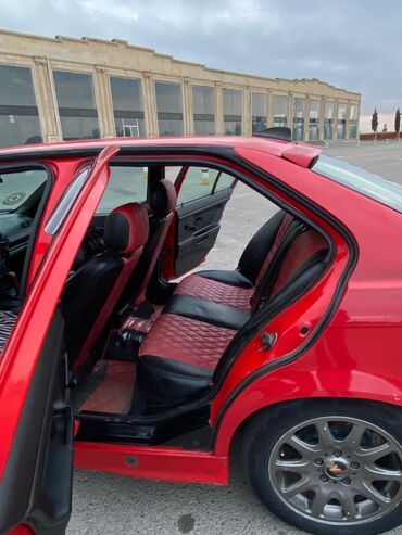 Digər Avtomobillər: Qırmızı rəngli sedan avtomobil Xüsusiyyətlər: - Korpus: 4 qapılı — 7