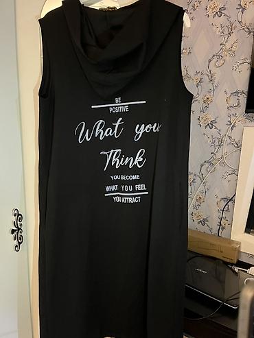 Qadın üçün qolsuz kapüşonlu uzun t-shirt/plaş. Rəng: qara. Arxa
