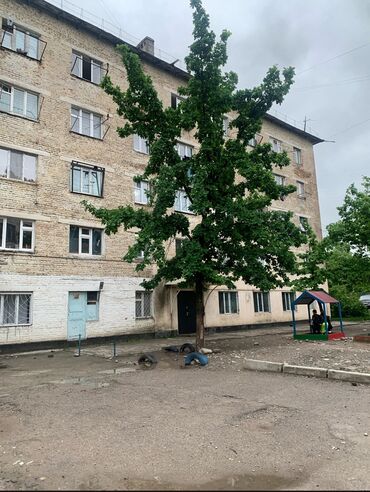 кабинет для салона: 1 бөлмө, 18 кв. м, Жатакана жана мейманкана түрүндө, 4 кабат, Эски ремонт
