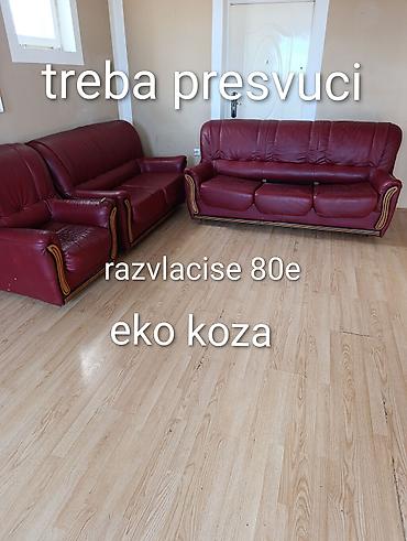 Ugaone garniture: Nameštaj – više artikala 1) Drvena vitrina sa staklenim krilima – — 24