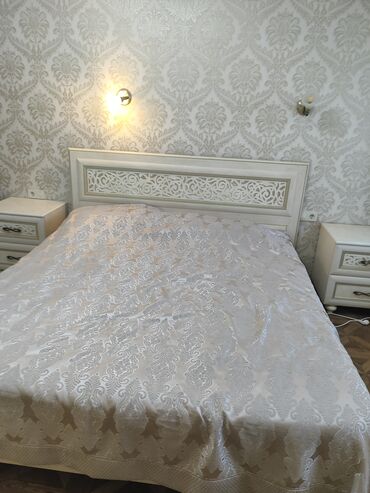 Спальные гарнитуры: Спальный гарнитур в классическом стиле, светлый беж/айвори. Состав: - — 4