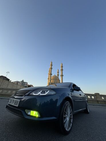 Digər avtomobillər: Göy rəngli, dördqapılı, lyuklu sedan tipli avtomobil. Ön hissədə qara — 3