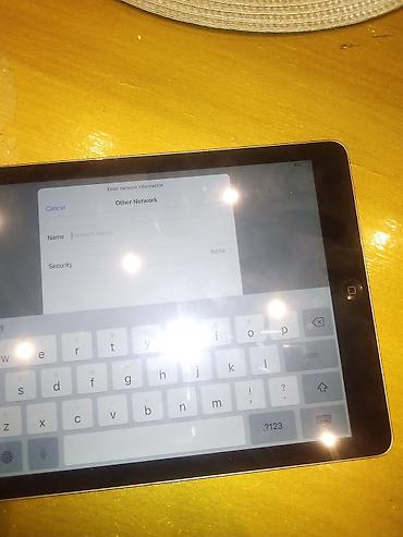 postolje za racunar: Apple iPad (crni okvir, Home taster) – klasičan 9.7-inčni tablet. - — 1