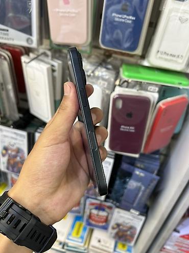 pro max: Смартфон Apple iPhone (черный, компактный корпус с плоскими гранями) — 4