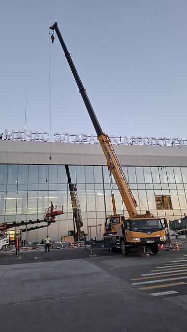 Услуги автокрана XCMG для подъёмных и монтажных работ. На фото