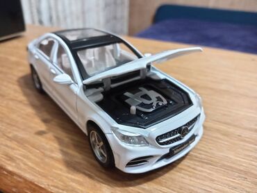 Igračke: Nov metalni model automobila Mercedes C-klasa. Pale mu se prednja i — 5