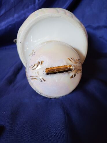 Ostalo posuđe: Bombonijera 1914 do 1918g. porcelan,sedef glazura. Bombonijera je na lalafo.rs — 12 Ostalo posuđe: Bombonijera 1914 do 1918g. porcelan,sedef glazura. Bombonijera je — 12