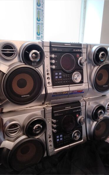 mikro nausnik kiraye: 3800 w Güclü səs sistemi 2 Basoviki 2 Səs Kalonkaları var