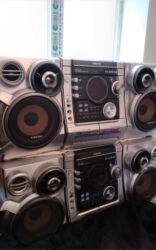 Musiqi mərkəzləri: 3800 w Güclü səs sistemi 2 Basoviki 2 Səs Kalonkaları var — 1