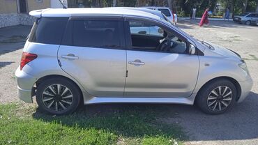 авто в рассрочку без первоначального взноса: Серебристый хэтчбек Toyota Ist, припаркованный на улице. Автомобиль