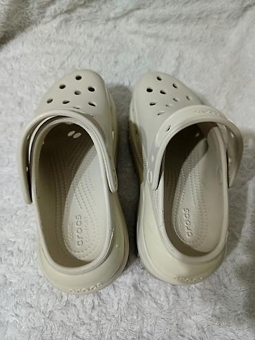 Сабо: Клоги Crocs на платформе, цвет — бежевый (электрик/молочный). - — 2