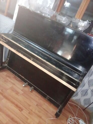 Saz: Klassik qara rəngdə upright piano təqdim olunur. Bu piano evdə musiqi