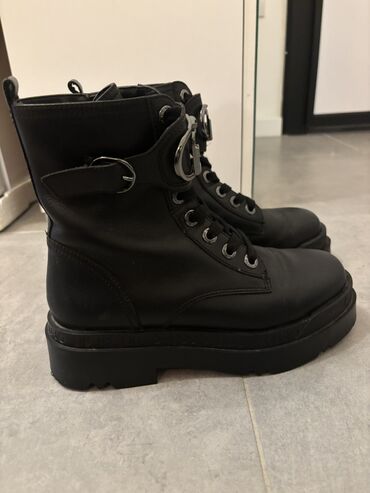 Gležnjače: Gležnjače, Liu Jo, 38 — 2